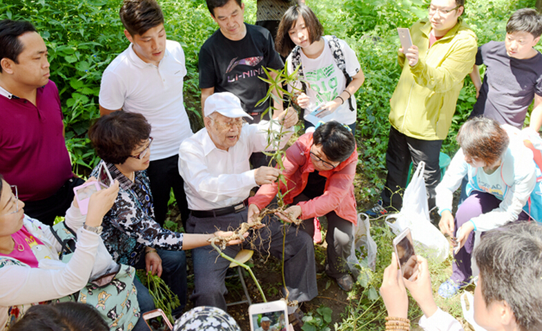 國醫(yī)大師金世元帶徒進山采藥