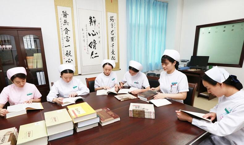 襄陽(yáng)市中醫(yī)醫(yī)院青年護(hù)士自發(fā)組織開(kāi)展“學(xué)經(jīng)典，讀古籍”活動(dòng)