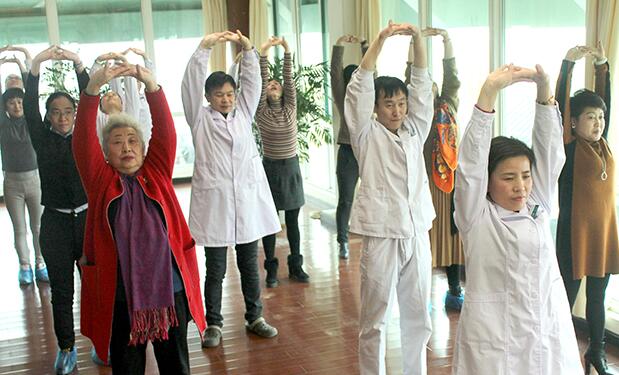 湖北省襄陽市中醫(yī)醫(yī)院治未病科醫(yī)患聯(lián)誼會中集體學習八段錦