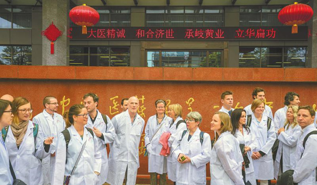 “洋大夫”成都學中醫(yī) 沿“一帶一路”傳播中醫(yī)文化