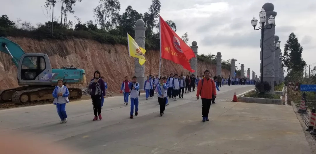 上午10：30 神中同學(xué)們到達(dá)國醫(yī)園入口