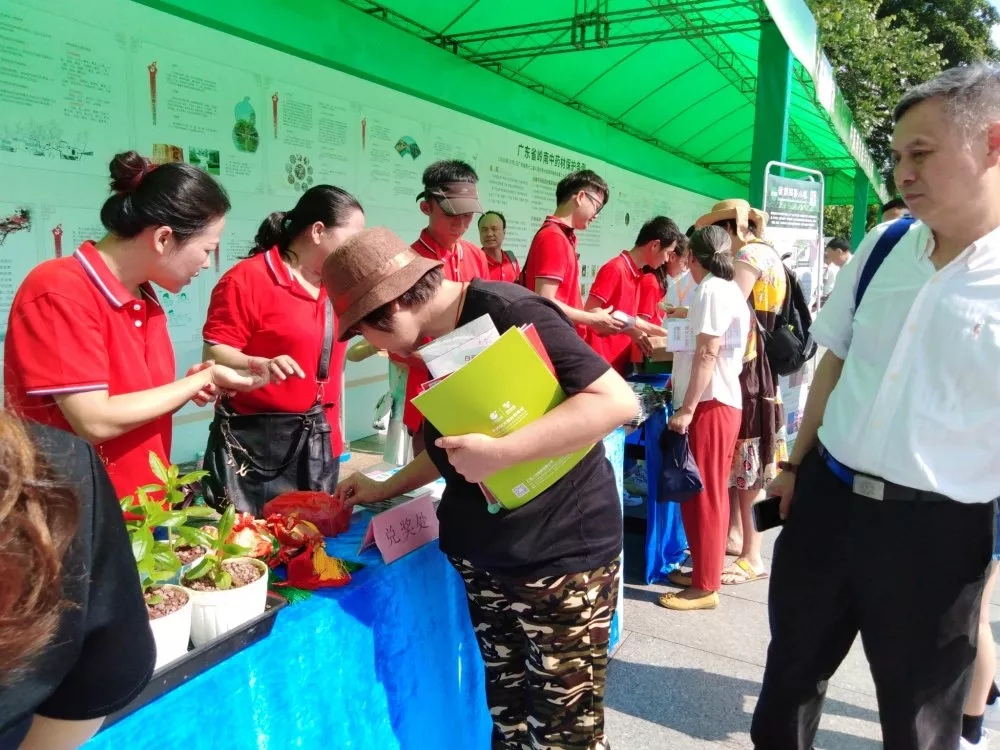 博覽園活動團隊開始布置展臺，市民上前圍觀并積極詢問