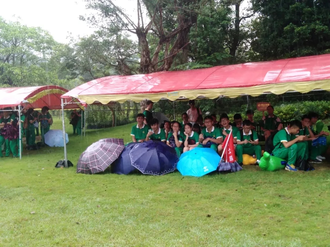 同學們在雨中游戲