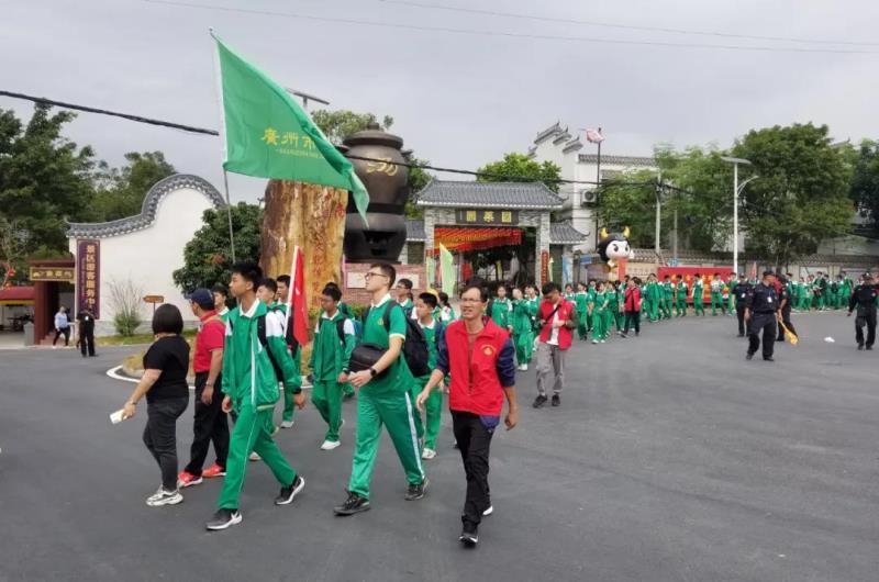 流溪中學(xué)高一年級組到嶺南中醫(yī)藥文化博覽園開展徒步研學(xué)活動